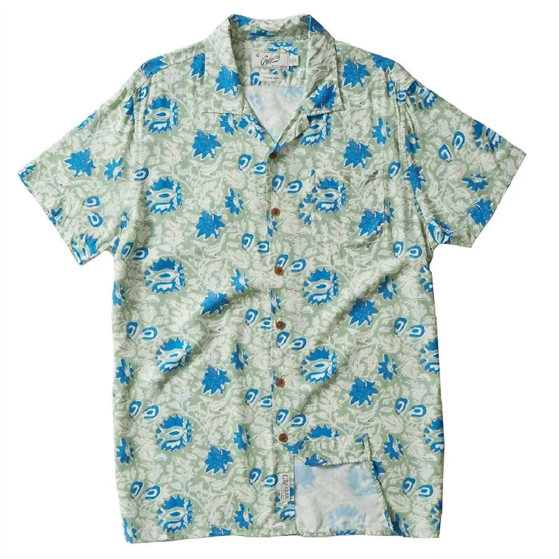 Men's classic covert shirts-Men Vintage Hawaiian Batik Print Shirt In Green/light Blue